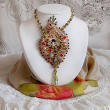 Collana L'Oiseau des Iles ricamata con cristalli Swarovski, perle e perline Miyuki.
